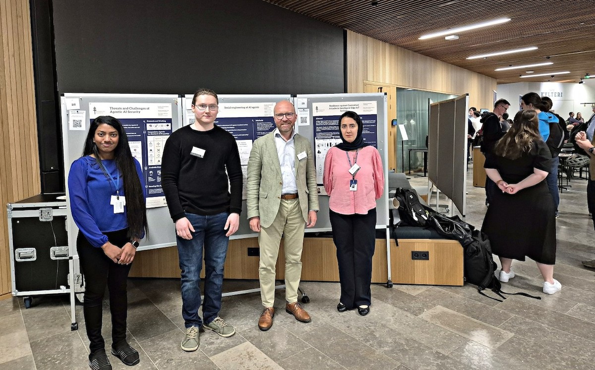 Kuvassa Dinusha Dissanayaka(vas.), Eeli M&auml;kinen, Markus Miettinen ja Negin Hamian.